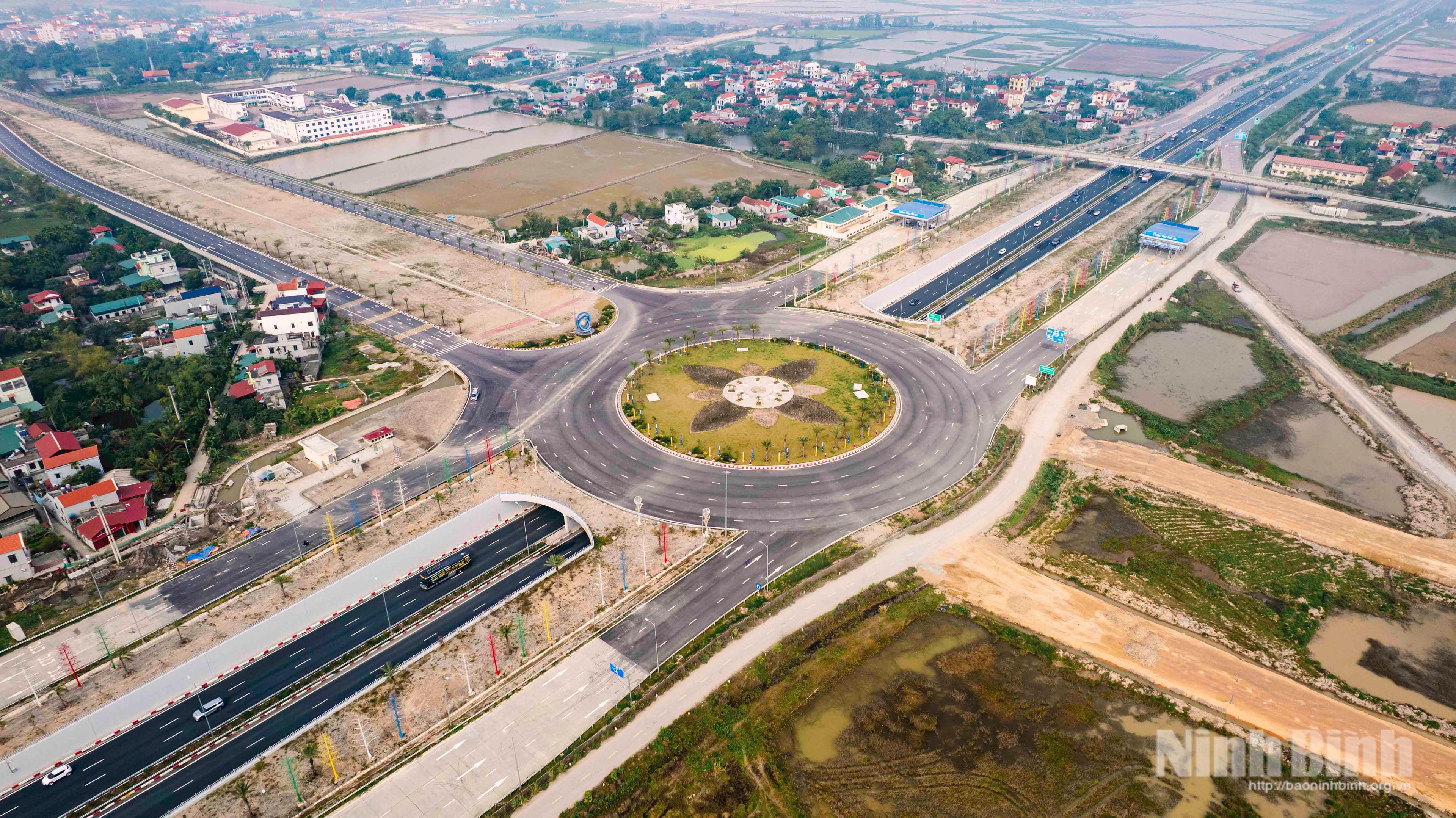 Phu Thu interchange in Cau Gie-Ninh Binh expressway.