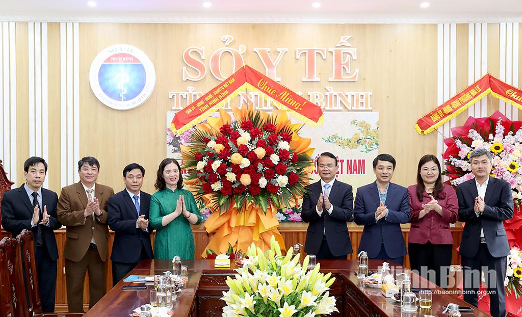 Secretary of the Ninh Binh Provincial Party Committee Dang Xuan Phong visits and extends greetings to officials and employees of the Department of Health.