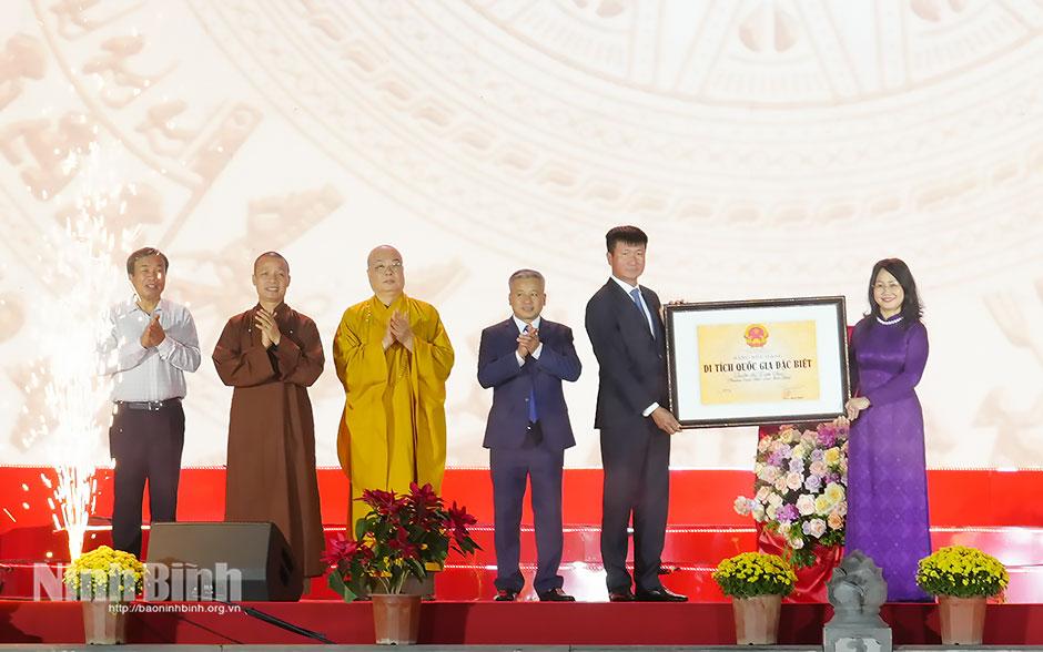 At the ceremony, Lam Thi Phuong Thanh, Member of the Party Central Committee, Standing Deputy Secretary of the Party Committee, Standing Deputy Minister of Culture, Sports and Tourism presented the decision and the certificate to Ninh Binh.