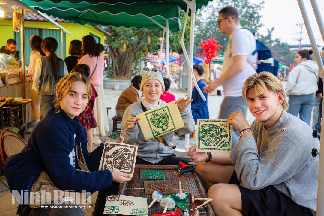 Foreign visitors in Tam Coc.