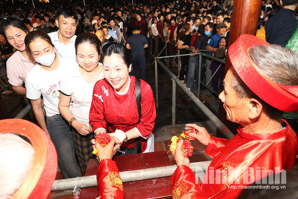 Local people, visitors receive rice distribution from the Festival Organisation board.