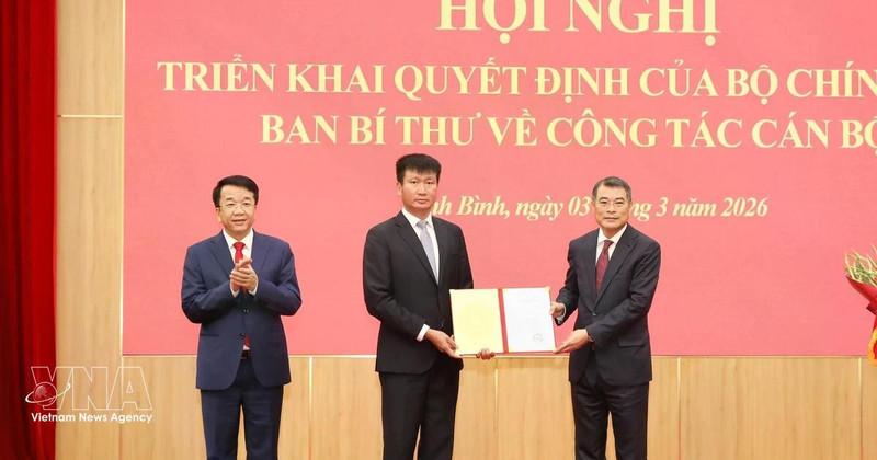 Le Minh Hung, Politburo member, Secreary of the Party Central Committee and Chairman of the committee's Organisation Commission (R) presents the appointment decision to Tran Huy Tuan. (Photo: VNA)