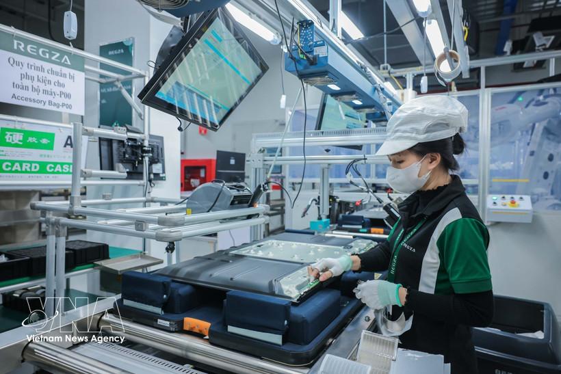 Regza Vietnam Electronics Co., Ltd. (fully invested by Taiwan, China) installs four modern production lines in 2024. (Photo: VNA)