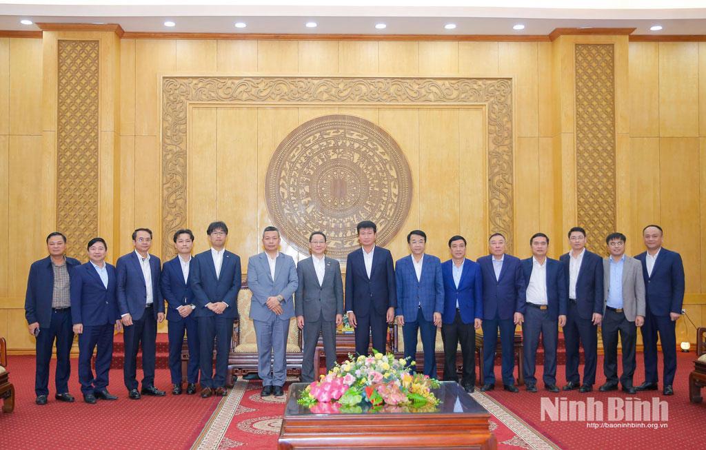 Secretary of the Ninh Binh provincial Party Committee Tran Huy Tuan receives Japanese investors.