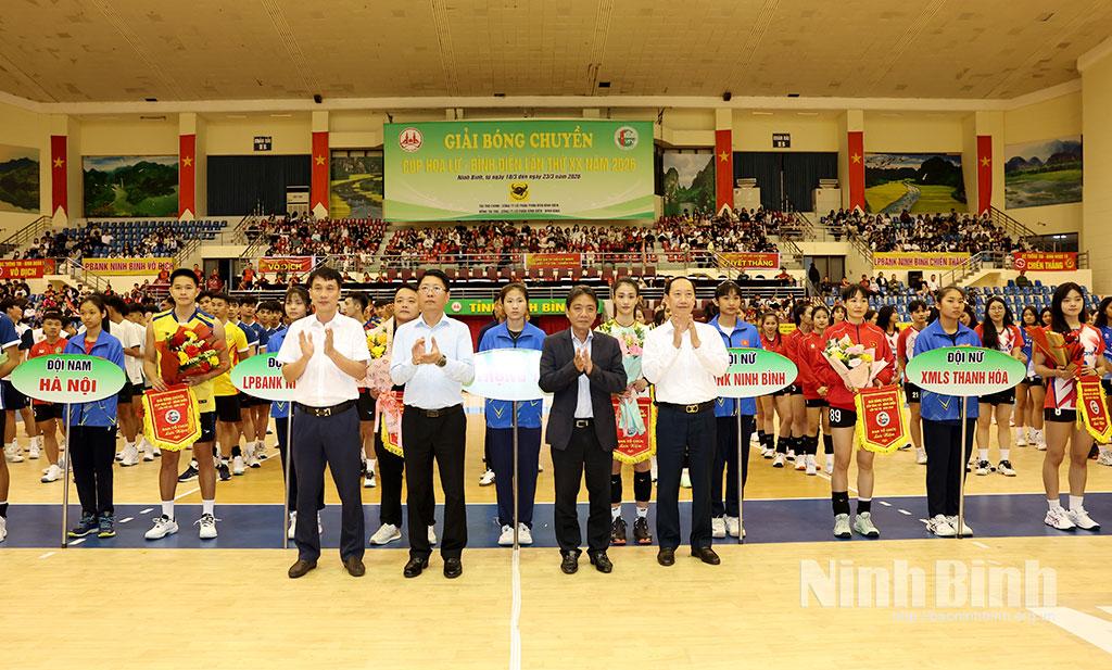 Deputy Minister of Culture, Sports and Tourism Hoang Dao Cuong and Standing Vice Chairman of provincial people’s committee Tran Song Tung presented flowers and pennant flags to participating teams.