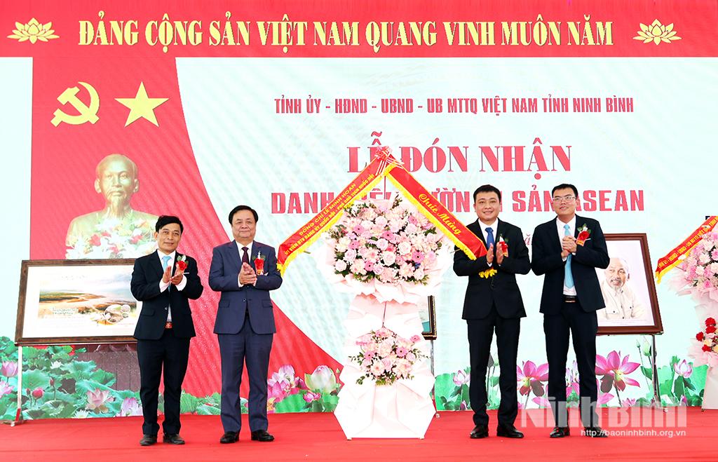 Le Minh Hoan, Member of the Standing Board of the National Assembly Party Committee and Vice Chairman of the National Assembly, presented flowers to congratulate Xuan Thuy National Park.