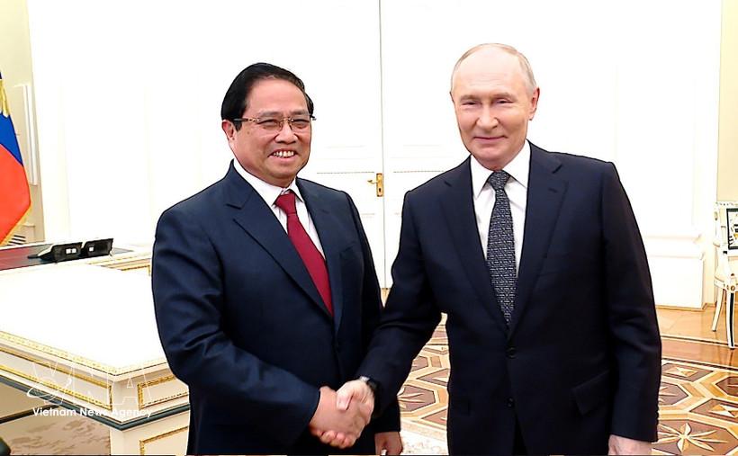 Vietnamese Prime Minister Pham Minh Chinh (left) meets with Russian President Vladimir Putin in Moscow on March 25. (Photo: VNA)