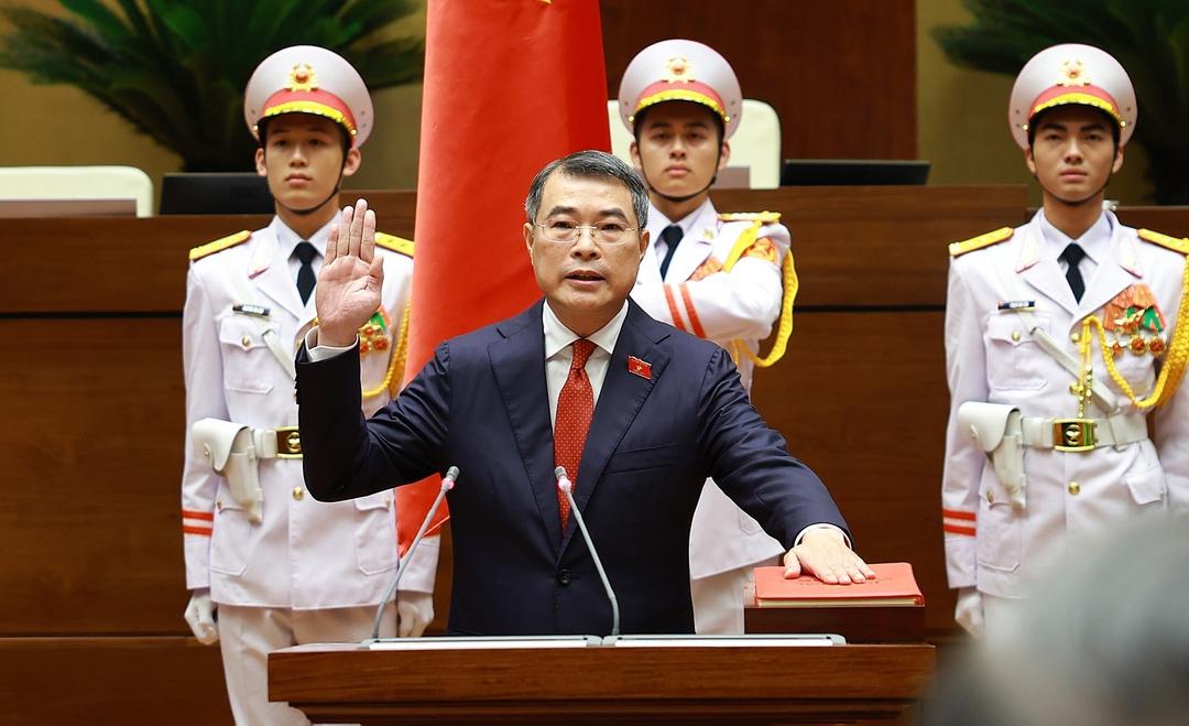Prime Minister Le Minh Hung takes the oath of office. (Photo VNA)