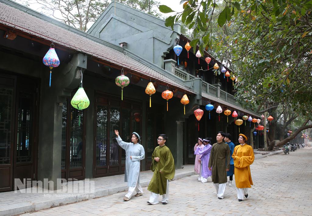 Hoa Lu Old Quarter has become a popular check-in spot for young people, families, and couples visiting Ninh Binh.