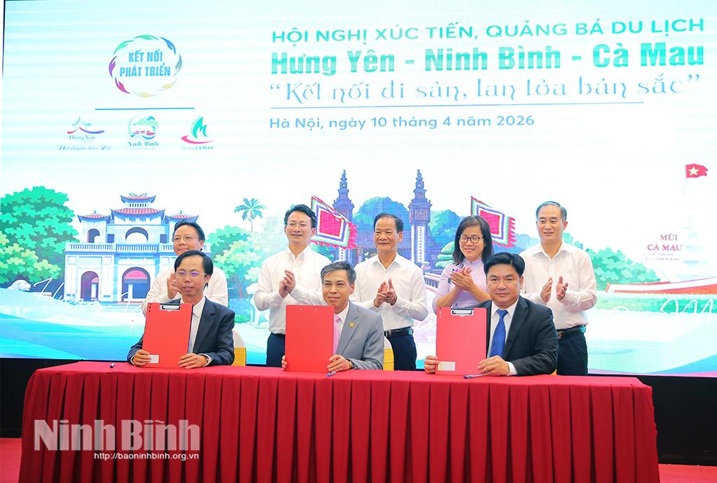 Representatives from Departments of Tourism of Hung Yen, Ninh Binh, and Ca Mau signed a cooperation agreement to develop tourism.
