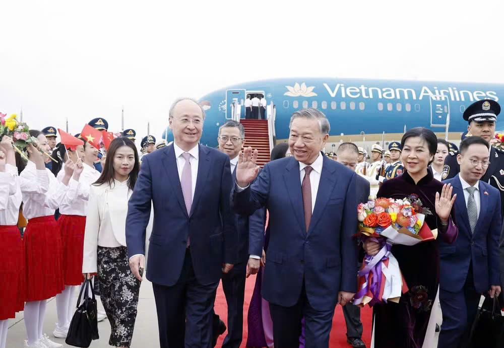 General Secretary of the Communist Party of Vietnam (CPV) Central Committee and State President To Lam and his spouse Ngo Phuong Ly are welcomed at Beijing Capital International Airport on April 14 morning. (Photo: VNA)