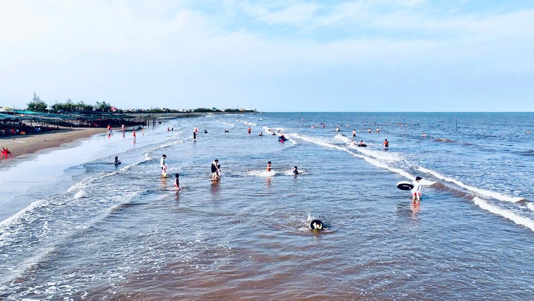 Tourists in Thinh Long beach in Hai Thinh Commune.