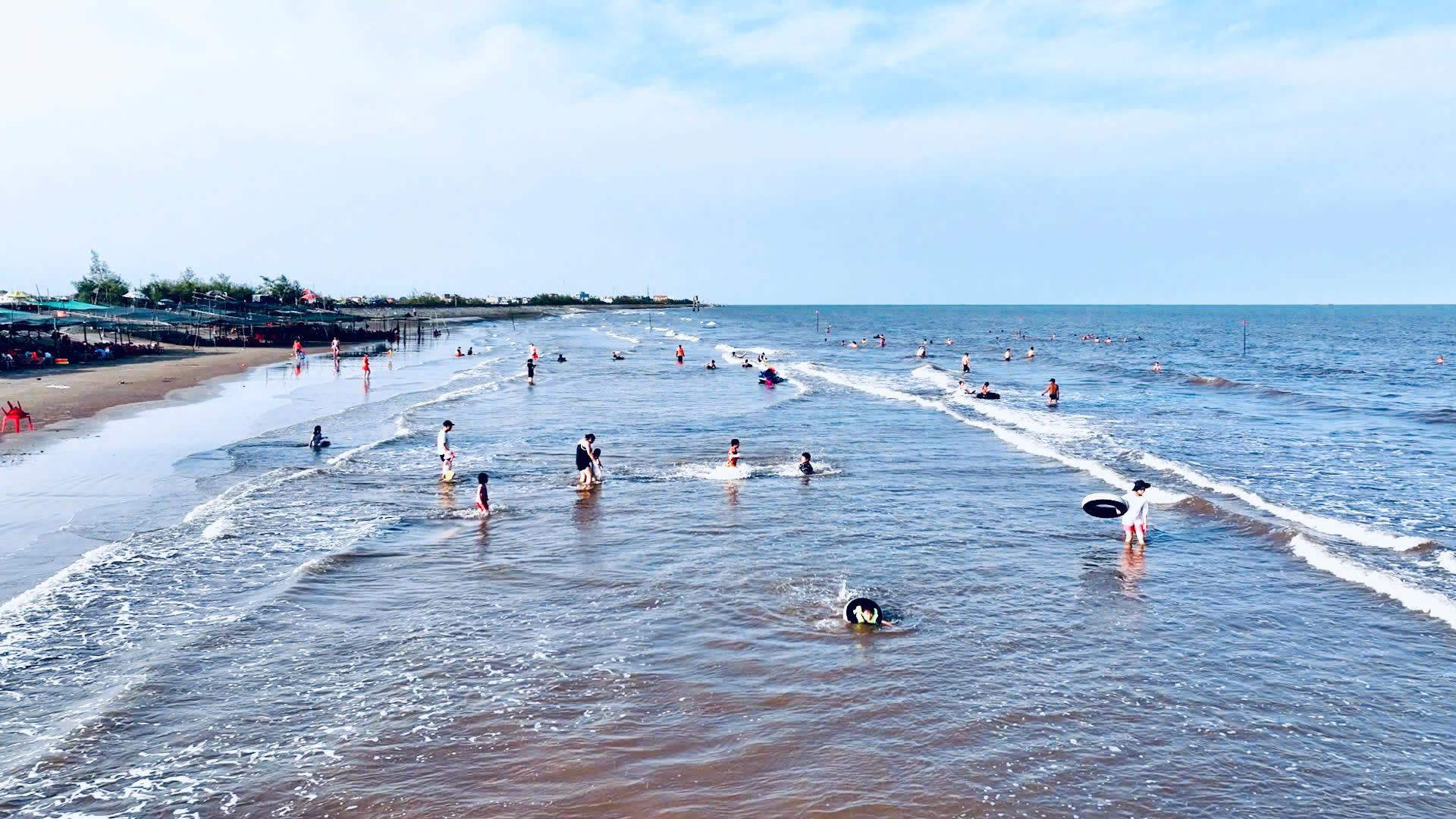 Tourists in Thinh Long beach in Hai Thinh Commune.