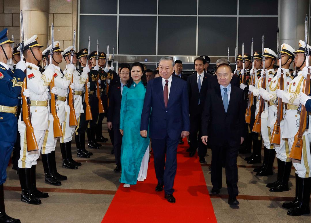 The farewell ceremony for General Secretary of the Communist Party of Vietnam (CPV) Central Committee and President of Vietnam To Lam and his spouse at Beijing West Railway Station in Beijing. (Photo: VNA)