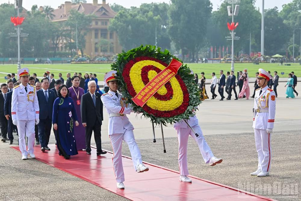 Delegates attending the 11th National Congress of the Vietnam Fatherland Front pay tribute to President Ho Chi Minh at his mausoleum in Hanoi on May 11. (Photo: VNA)