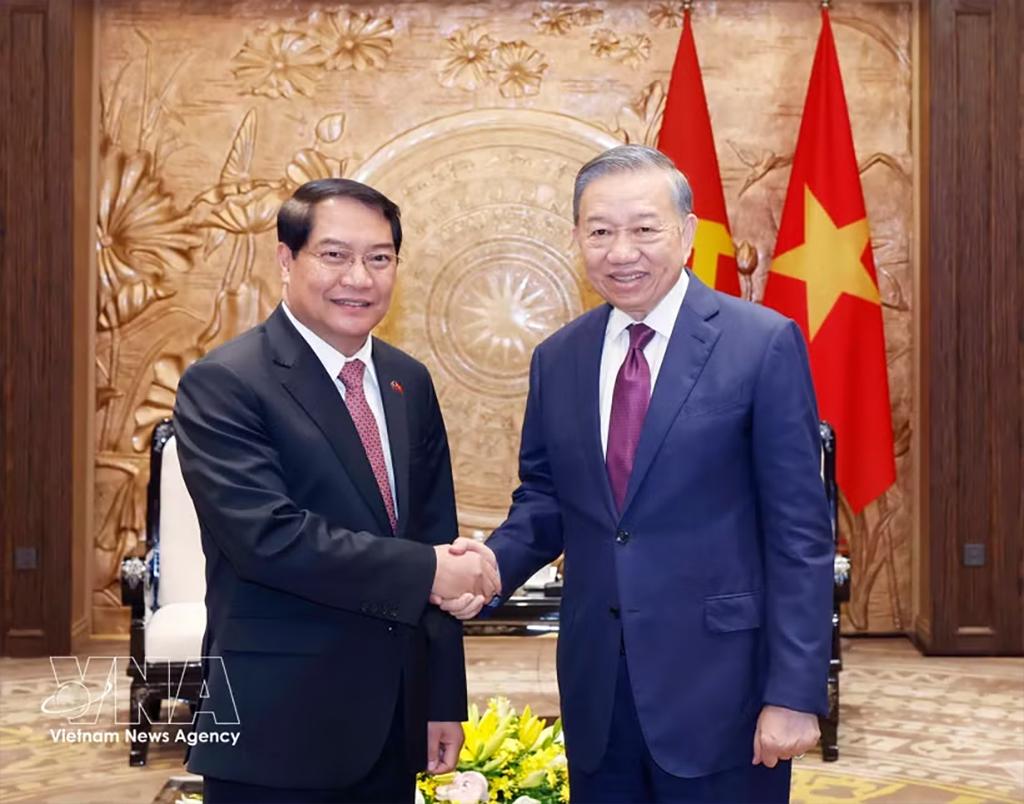 General Secretary of the Communist Party of Vietnam Central Committee and President of Vietnam To Lam (R) receives Athsaphangthong Siphandone, member of the Lao People’s Revolutionary Party Central Committee, Secretary of the Vientiane Party Committee and Chairman of the municipal People’s Council, in Hanoi on May 12, 2026. (Photo: VNA)