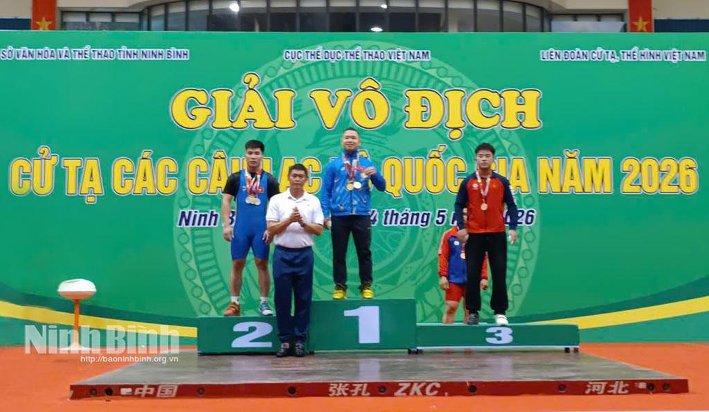 Weighlifter Dinh Xuan Hoang (middle) claims gold medal in the overall.