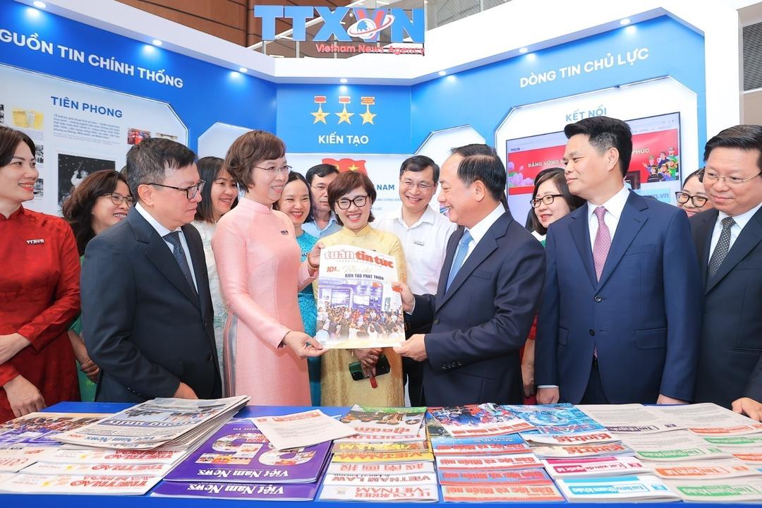 Politburo member, Secretary of the Party Central Committee and Head of its Commission for Communication, Education and Mass Mobilisation Trinh Van Quyet (C) and other officials open the National Press Festival 2026 on June 19. (Photo: NDO)