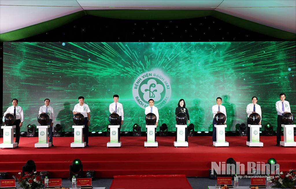 Delegates press buttons to inaugurate operation of second campus of Bach Mai Hospital.