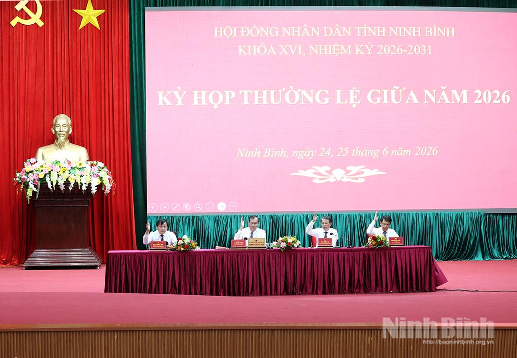Deputies to the Provincial People's Council voted to approve 28 resolutions in many important fields.