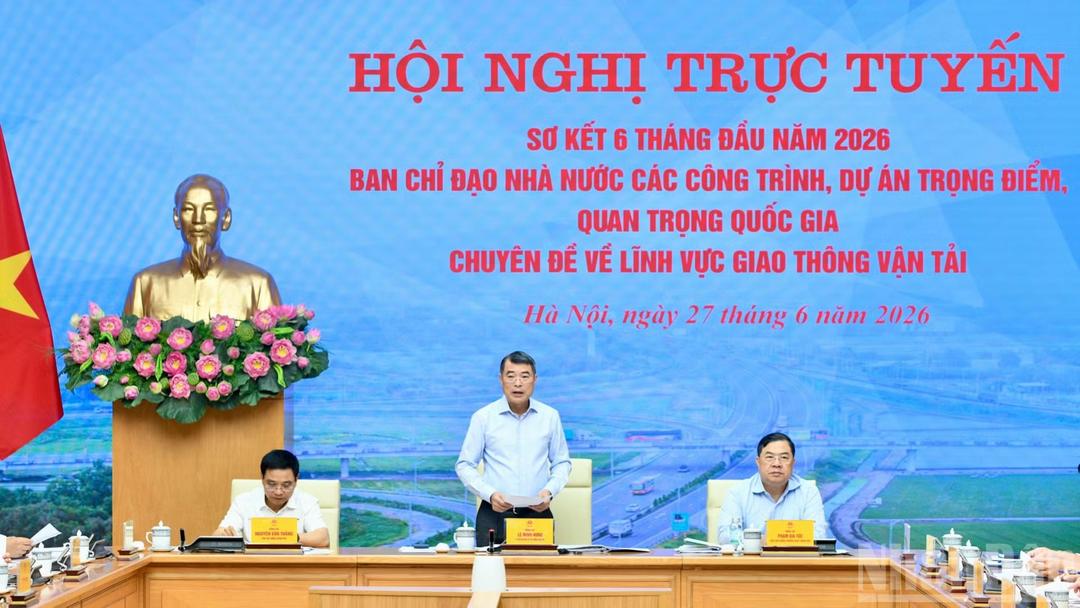 Prime Minister Le Minh Hung chairs the meeting reviewing the implementation of major transport projects during the first six months of 2026 on June 27, 2026. Photo: VNA
