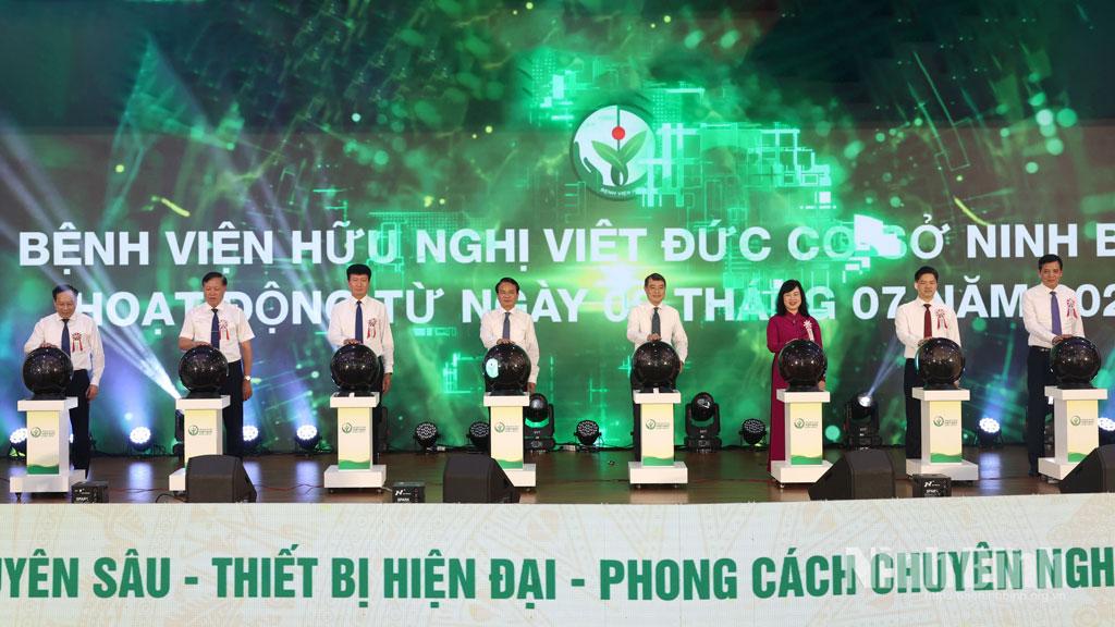 Prime Minister Le Minh Hung and delegates attend the inauguration of the Ninh Binh branch of Viet Duc Friendship Hospital.