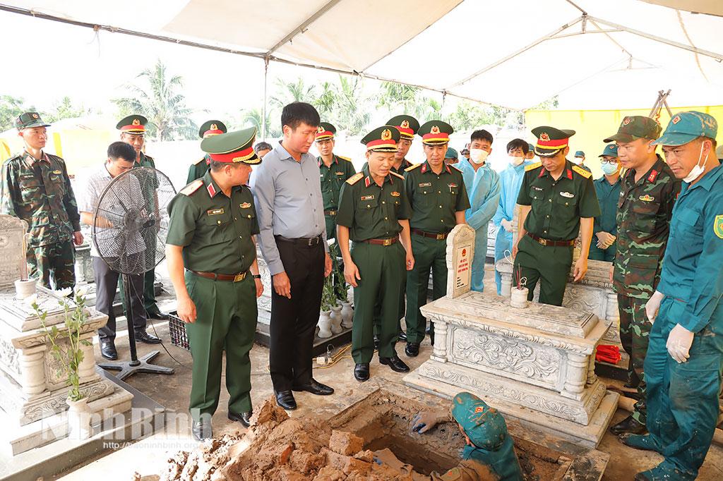 Lieutenant General Luong Van Kiem, Commander of Military Region 3, and Tran Huy Tuan, Member of the Party Central Committee and Secretary of the Ninh Binh Provincial Party Committee inspect the collection of bone samples for DNA analysis at Hoang Mai cemetery in Dong Thinh commune.