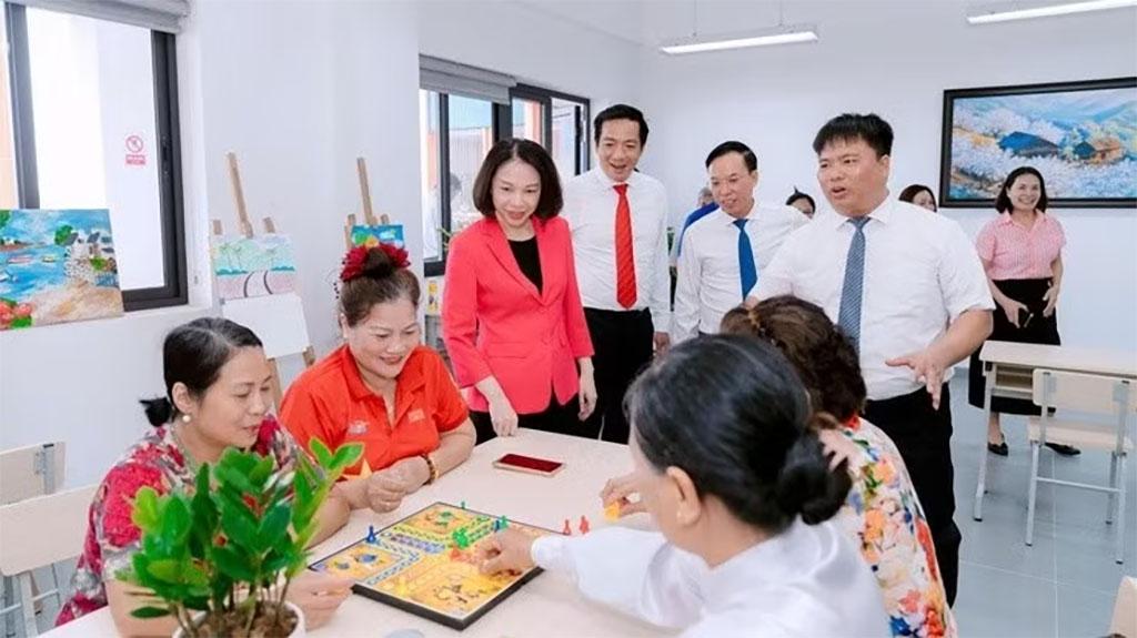 City leaders visit a healthcare model for elderly residents in Long Bien Ward.
