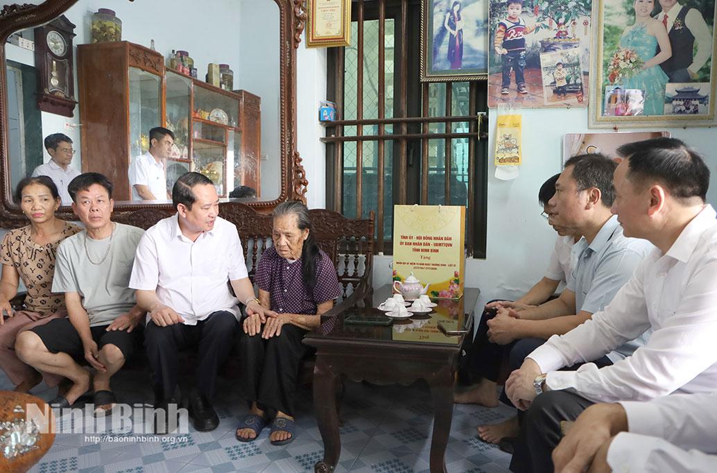Deputy Secretary of Ninh Binh’s provincial party committee, Head of provincial delegation of National Assembly deputies Mai Van Tuat visited Doan Thi Dung - awife of fallen martyr in Chung Ly hamlet.
