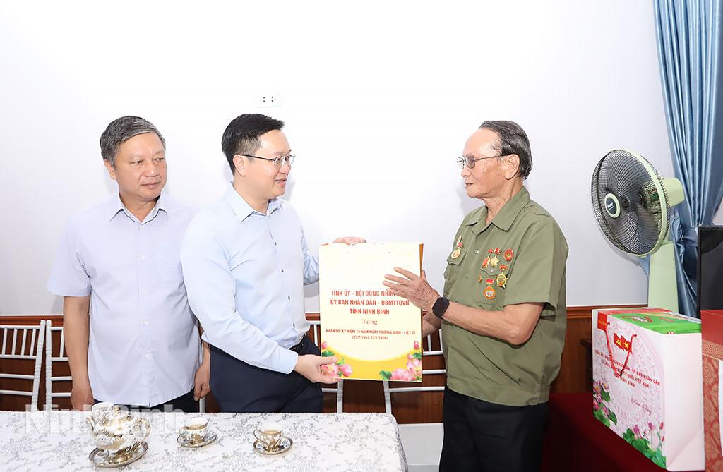 The Standing Deputy Secretary visited and presented gift to a revolutionist, AO victim Vu Dinh Thu in Dong Y 2 Residential Area.