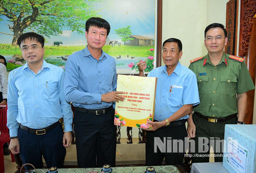 Secretary of the Provincial Party Committee Tran Huy Tuan presented gifts to Vu Ngoc Sinh, a 61% disabled war veteran and former resistance fighter exposed to Agent Orange in Do Luong hamlet.