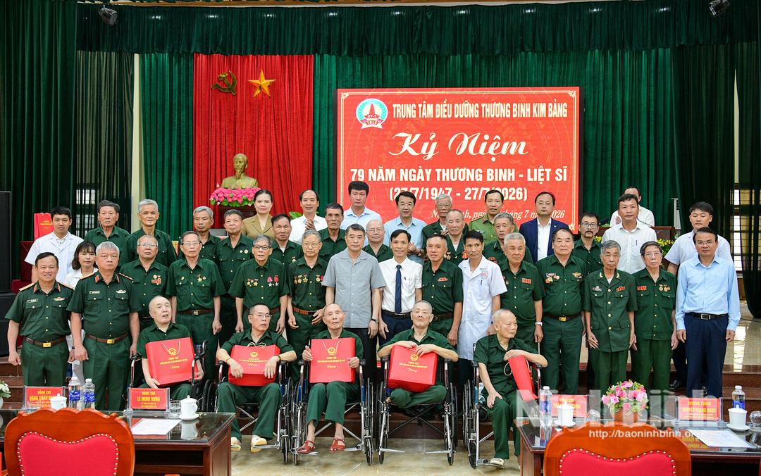 Prime Minister Le Minh Hung presents gifts to war invalids and sick veterans at the Kim Bang Invalids Nursing Centre in Ninh Binh province.