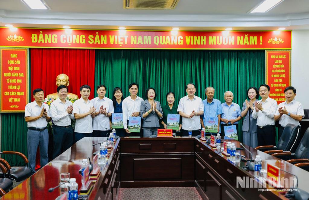 Gifts presented to policy beneficiaries and revolutionary contributors at the event.