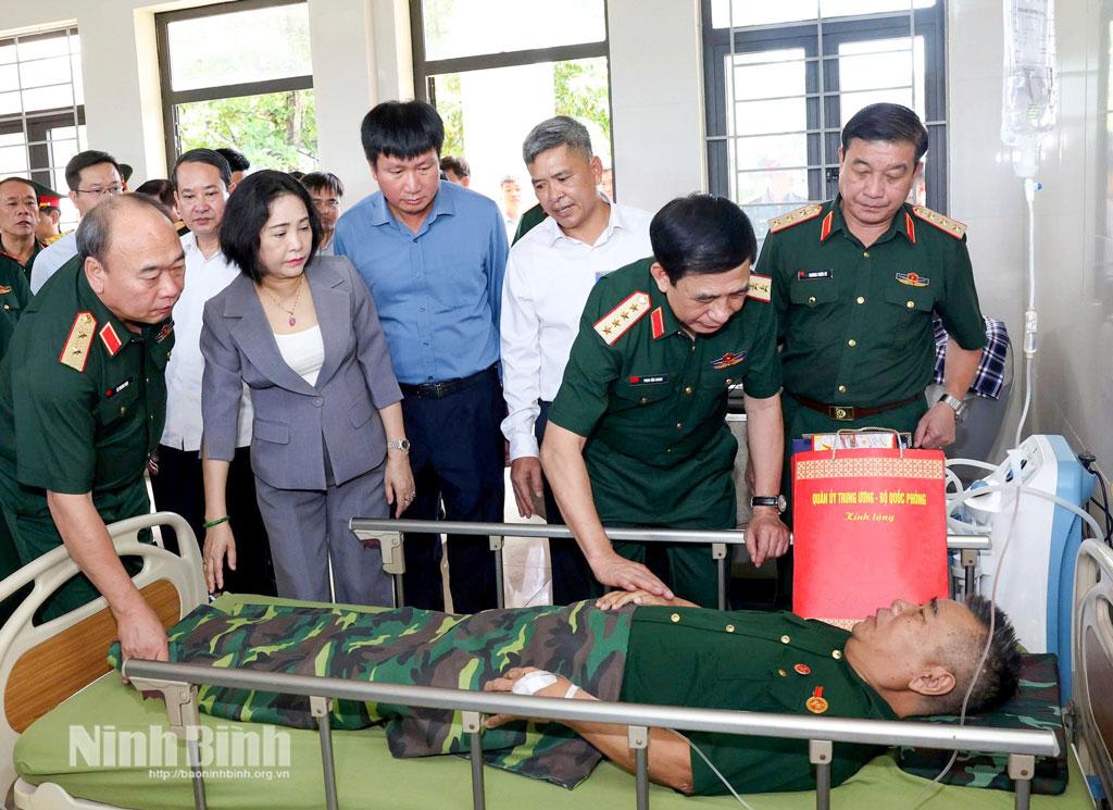 General Phan Van Giang presented gifts to representatives of the Nho Quan War Invalids Rehabilitation Centre leadership and representatives of the Council of War Invalids and Martyrs.