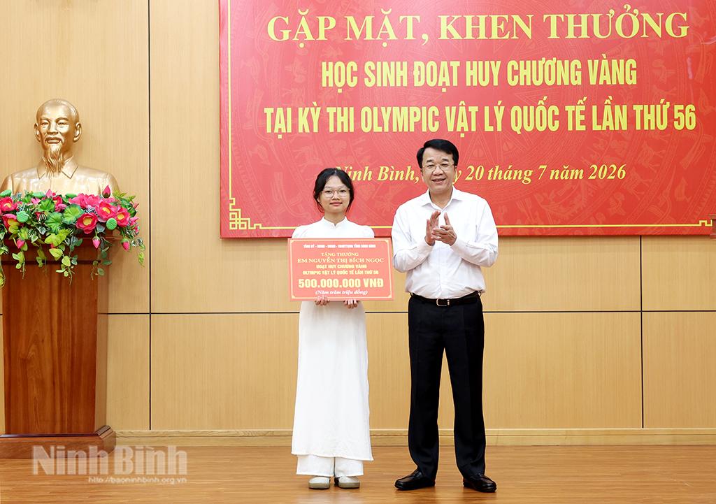 Chairman of the Provincial People's Committee Nguyen Thanh Binh awarded a Certificate of merit and a cash reward of 500 million VND to Nguyen Thi Bich Ngoc.