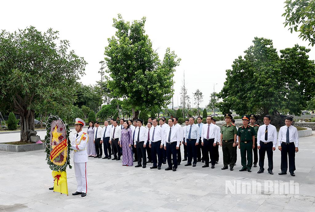 A delegation lays wreath at the provincial martyr's Memorial site in Hoa Lu ward.