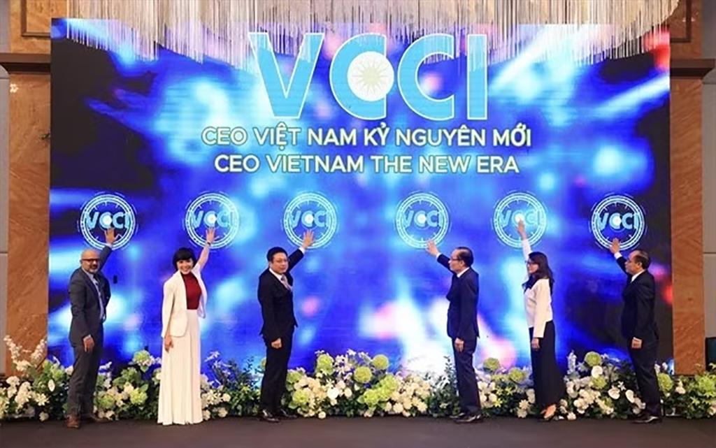 Minister of Foreign Affairs Le Hoai Trung (third, right), VCCI Chairman Ho Sy Hung (third, left), and representatives of government agencies and educational institutions attend the launch ceremony of the programme. (Photo courtesy of VCCI)