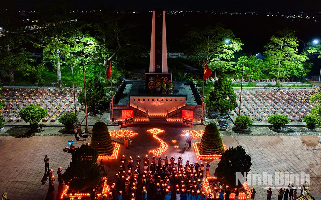 Candle-lighting ceremony held at Kim Chinh Martyr Cemetery in Phat Diem commune.