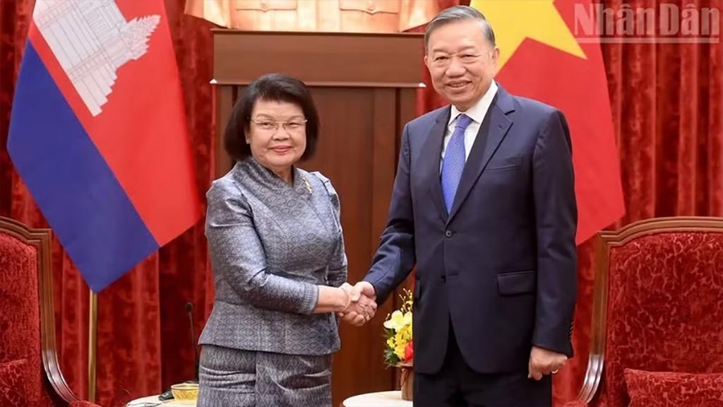 General Secretary of the Communist Party of Viet Nam (CPV) Central Committee and State President To Lam on July 28 receives President of the Cambodian National Assembly Samdech Khuon Sudary. (Photo: nhandan.vn)