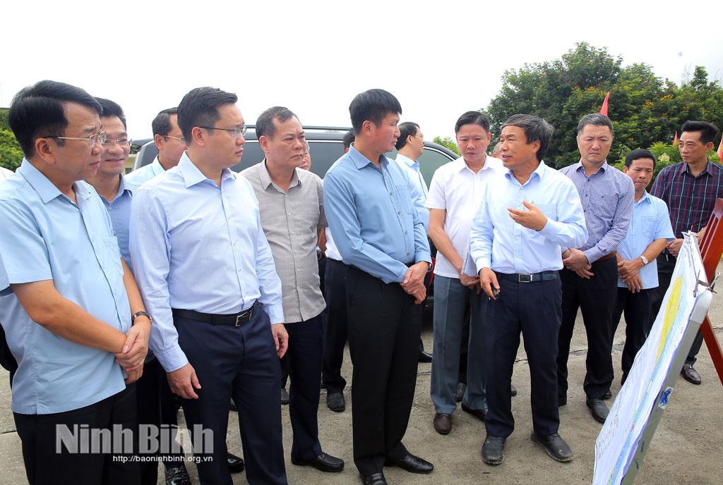 Member of the Party Central Committee and Secretary of the Provincial Party Committee Tran Huy Tuan conducts a field survey at the Van Long boat wharf.