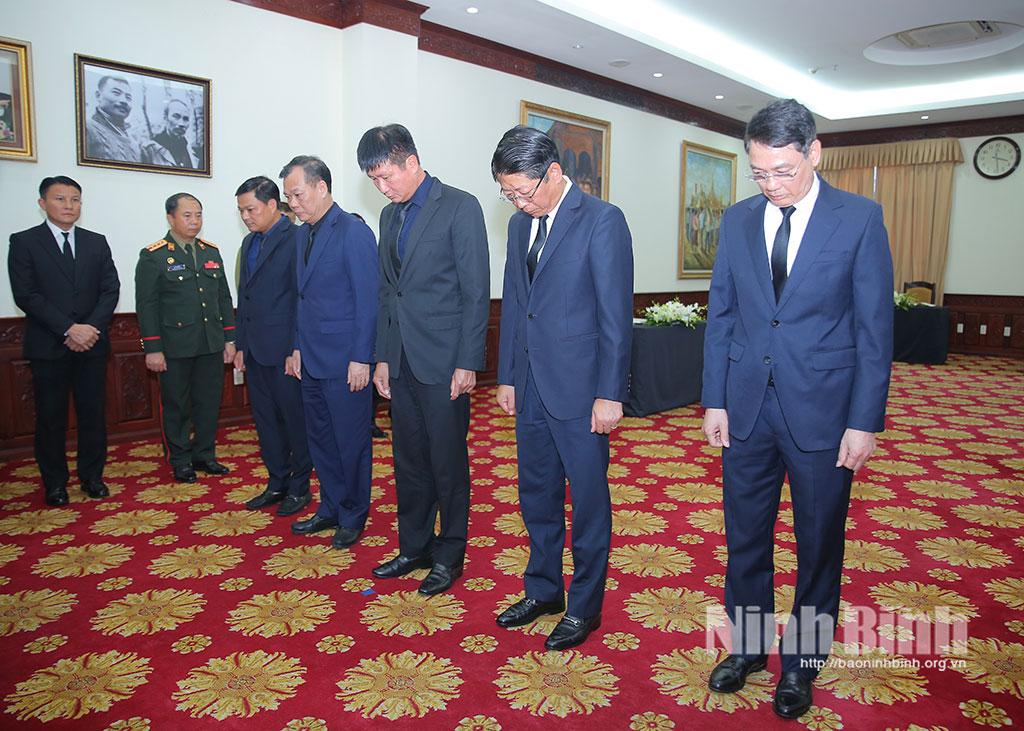 Secretary of Ninh Binh provincial party committee Tran Huy Tuan and his entourage lay a wreath and observe a minute of silence in memory of Lao NA President Xaysomphone Phomvihane.