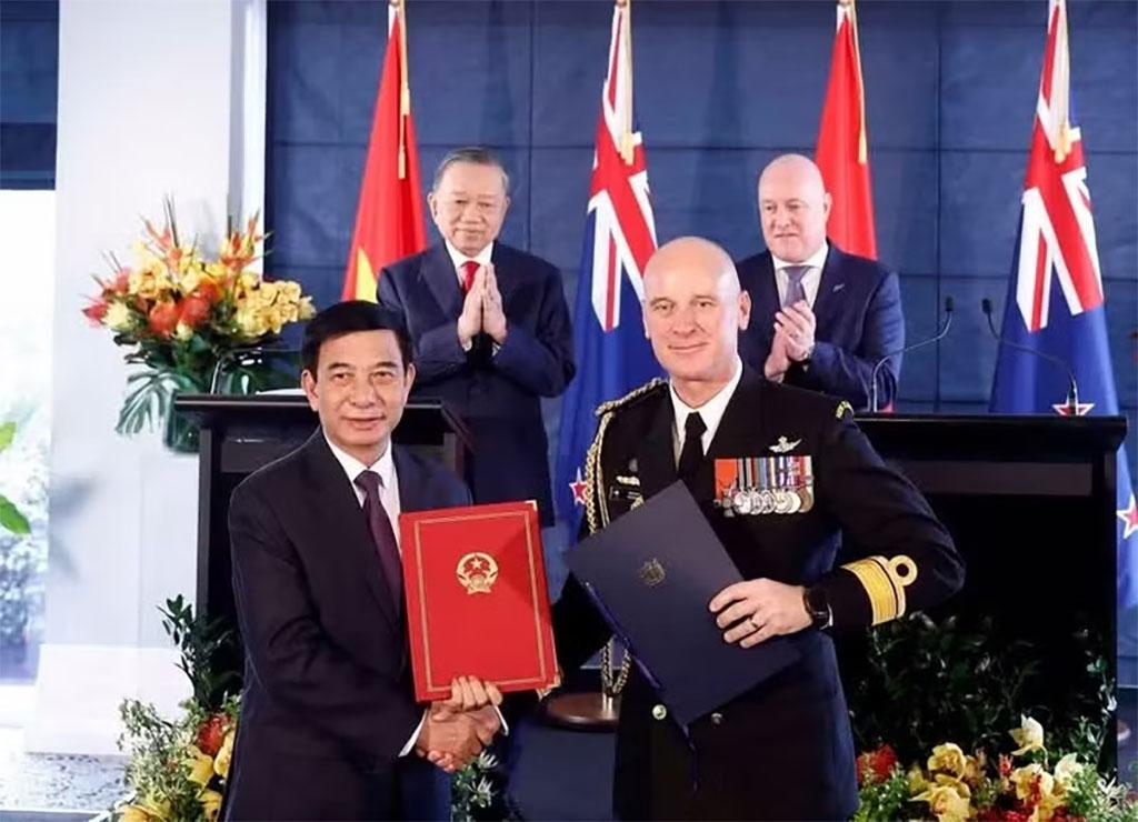 General Secretary of the Communist Party of Viet Nam Central Committee and President To Lam and New Zealand Prime Minister Christopher Luxon witness the signing of cooperation agreements between the two countries on August 13, 2026. (Photo: VNA)