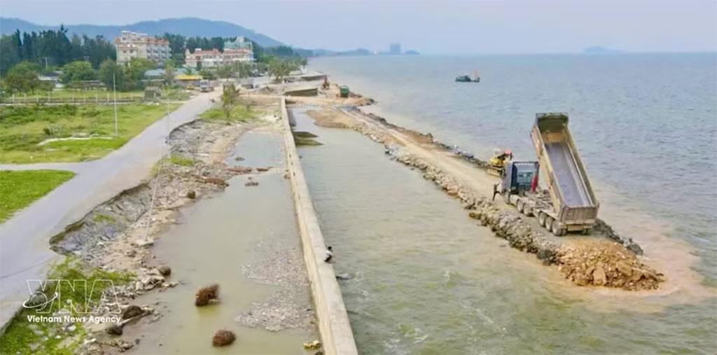 Thanh Hoa province is accelerating the upgrading of vulnerable dykes and embankments (Photo: VNA)