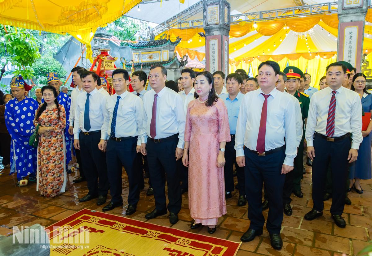 Provincial leaders attend an incense offering ceremony.