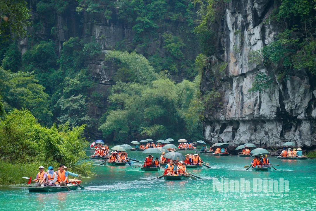 Visitors explore Trang An, Ninh Binh. (Photo: HOANG TRUONG)