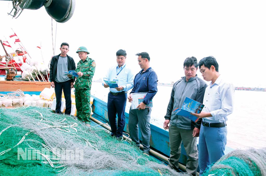 Competent agencies disseminate local fishmen in Hai Thinh commune not to fish outside designated waters.