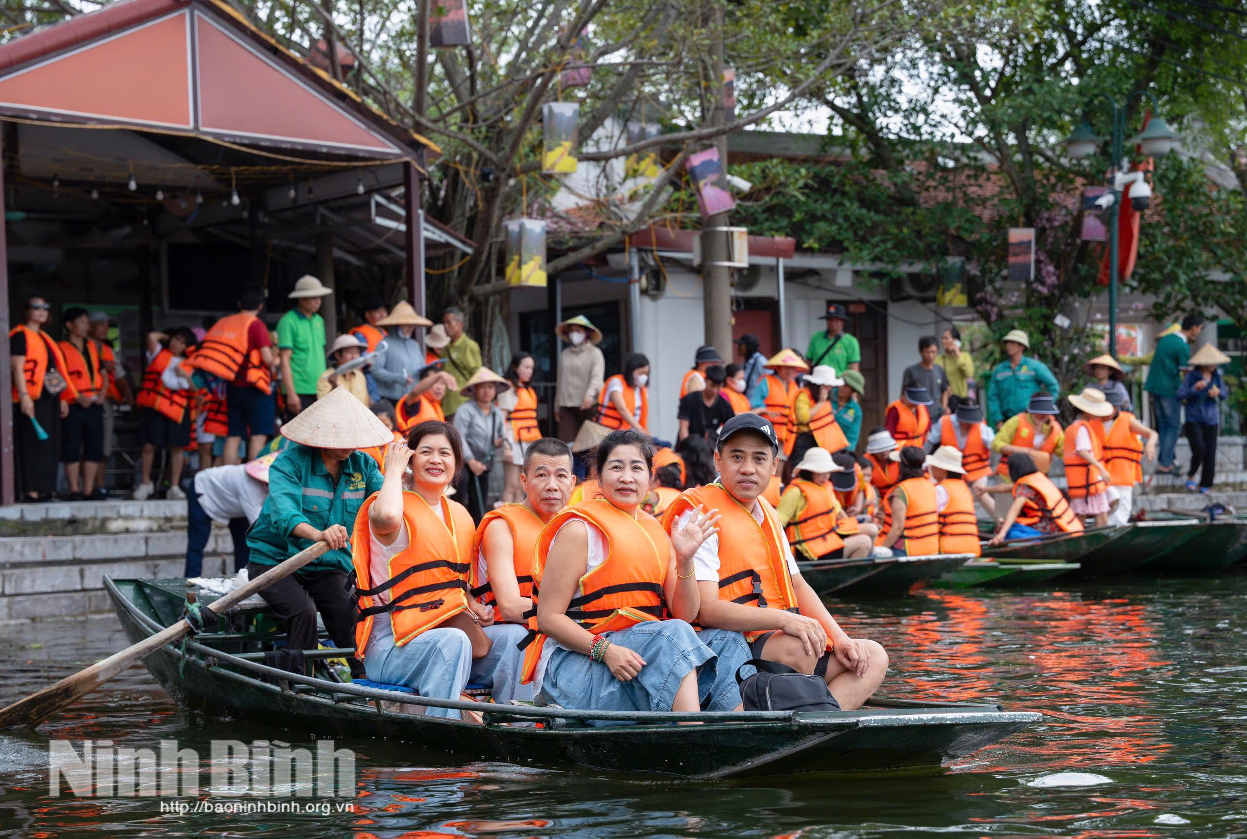 A larger number of holidaymakers visiting Trang An ecological tourist site.