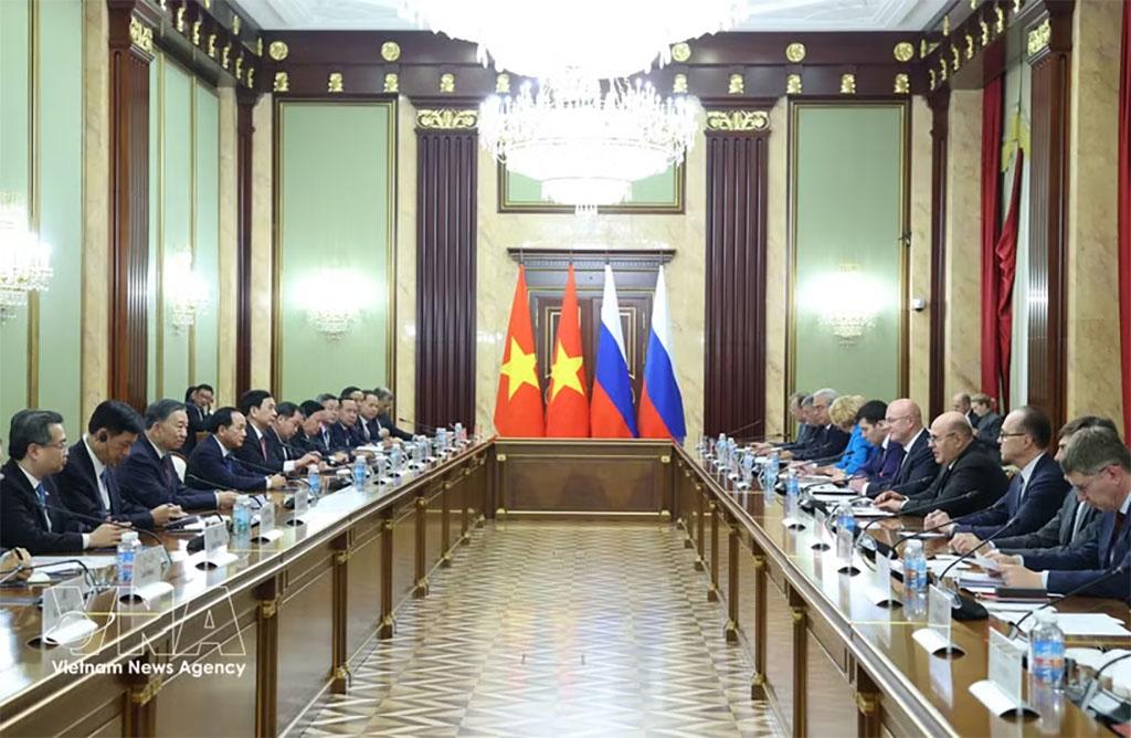 At the meeting between General Secretary of the Communist Party of Vietnam Central Committee and President To Lam and Russian Prime Minister Mikhail Mishustin in Moscow on September 8. (Photo: VNA)