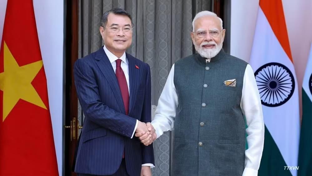 Prime Minister Le Minh Hung (L) shakes hands with his Indian counterpart Narendra Modi before their talks in New Delhi on September 12. (Photo: VNA)