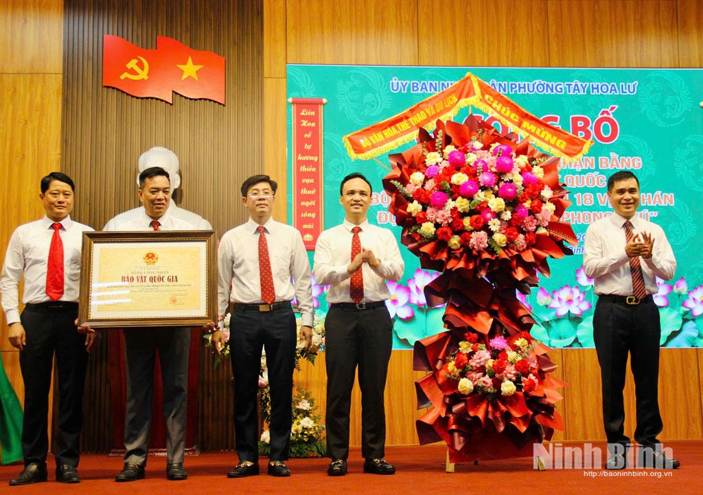 Pham Dinh Phong, Deputy Director of the Department of Cultural Heritage under the Ministry of Culture, Sports and Tourism presents the Certificate to Tay Hoa Lu ward.